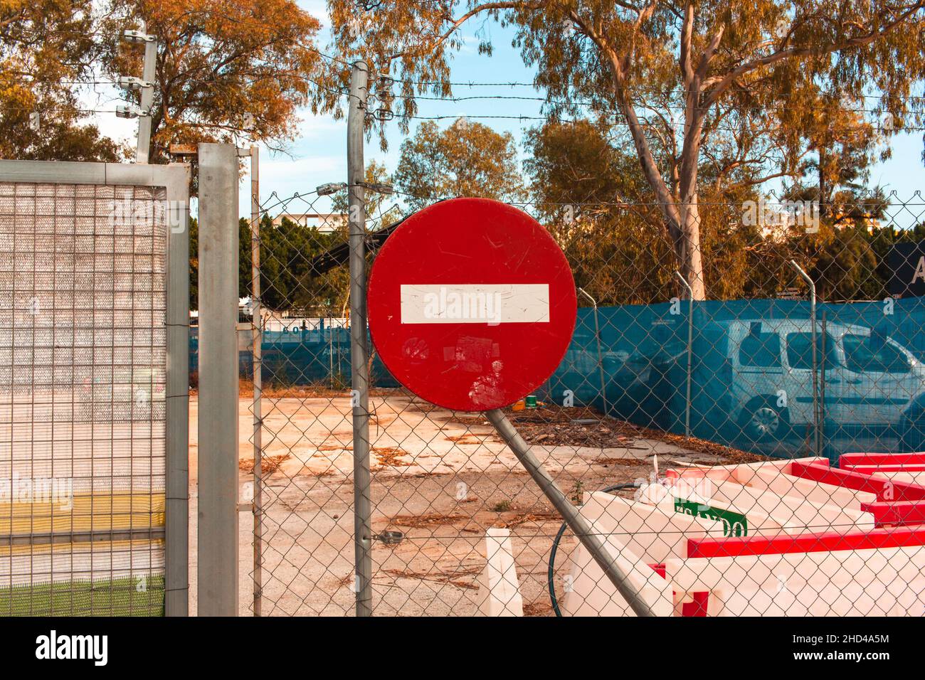 Segnale di stop dell'edificio in costruzione. Sfondo del segnale di stop con spazio di copia. Foto Stock