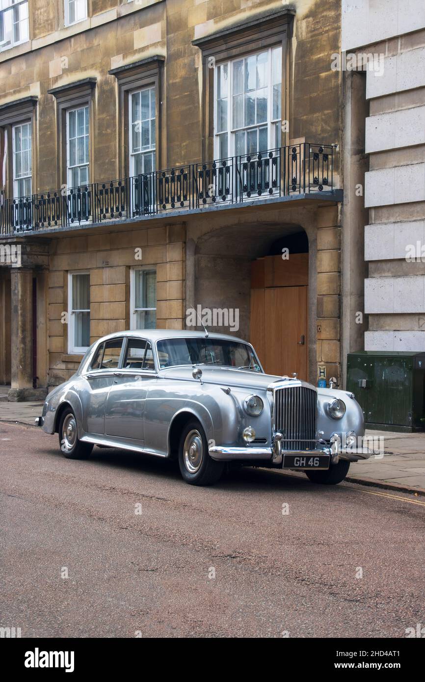 Cambridge, UK - Settembre 18th 2021: Silver Bentley berlina parcheggiata sulla strada accanto ad una casa cittadina in mattoni. Nel centro di Cambridge. Foto di alta qualità Foto Stock