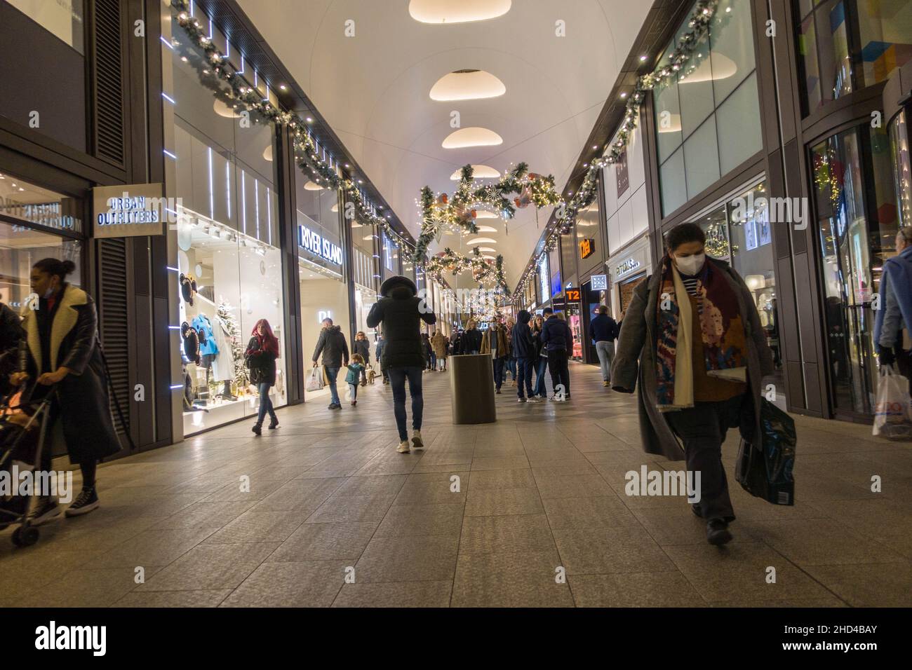 Maschera indossando gli acquirenti si mescolano nel centro commerciale Westgate come le restrizioni Covid restringe, Oxford UK. Novembre 2021. Foto Stock