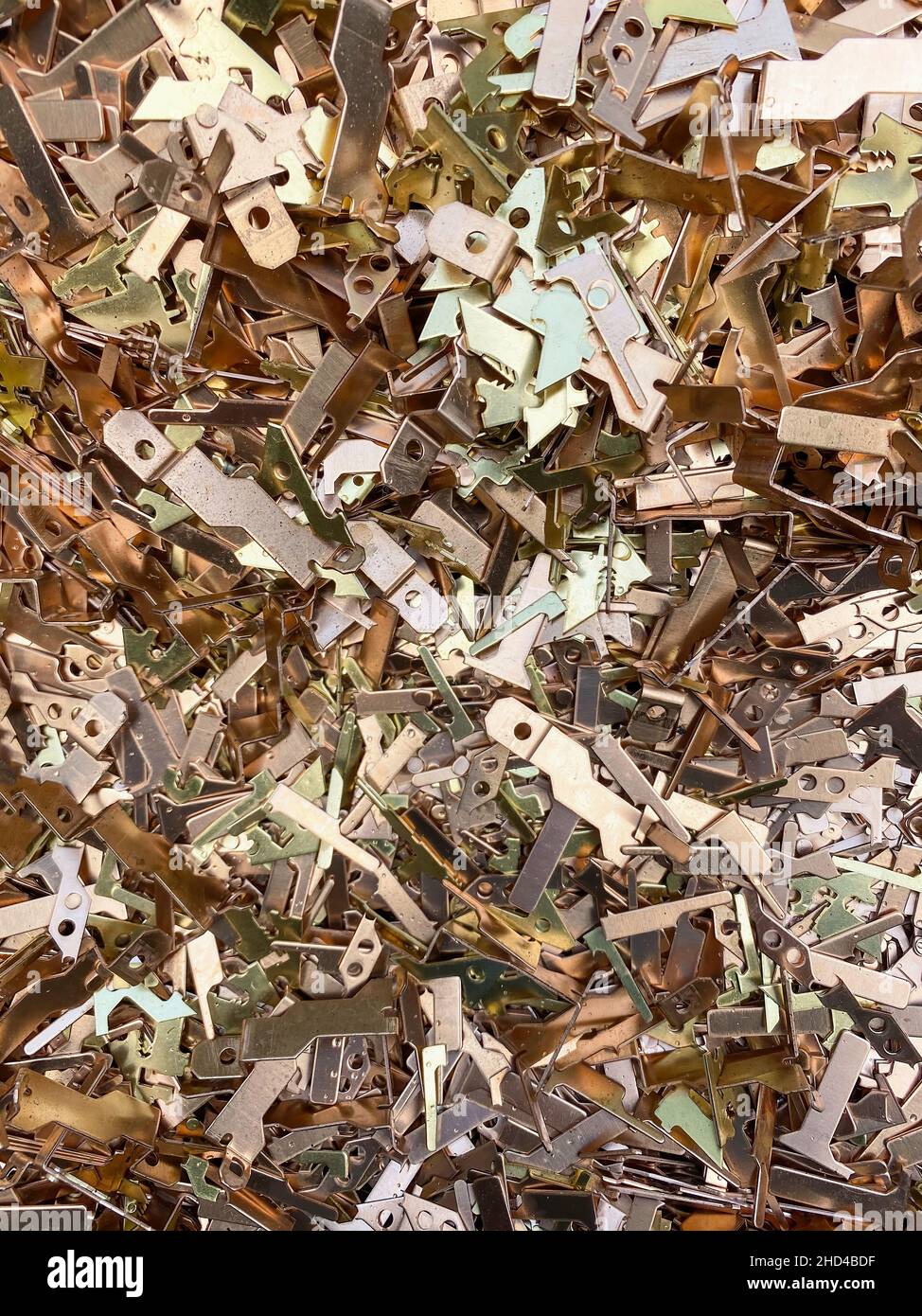 Rottami di bronzo pronti per essere riciclati. Una lega di rame e stagno che forma un metallo forte con buona conduttività. Foto di alta qualità Foto Stock