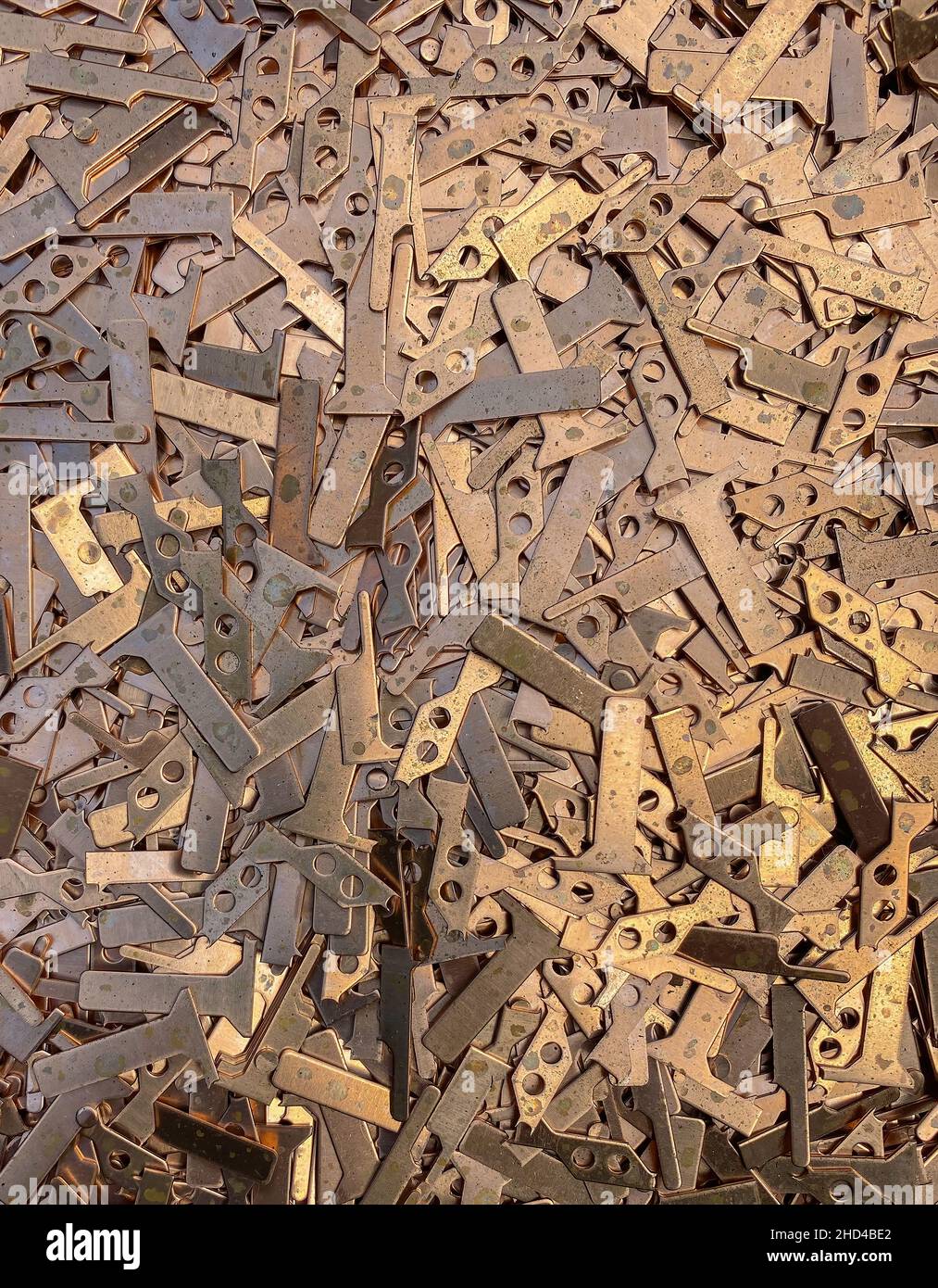 Rottami di bronzo da un processo di fabbricazione industriale. Foto Stock