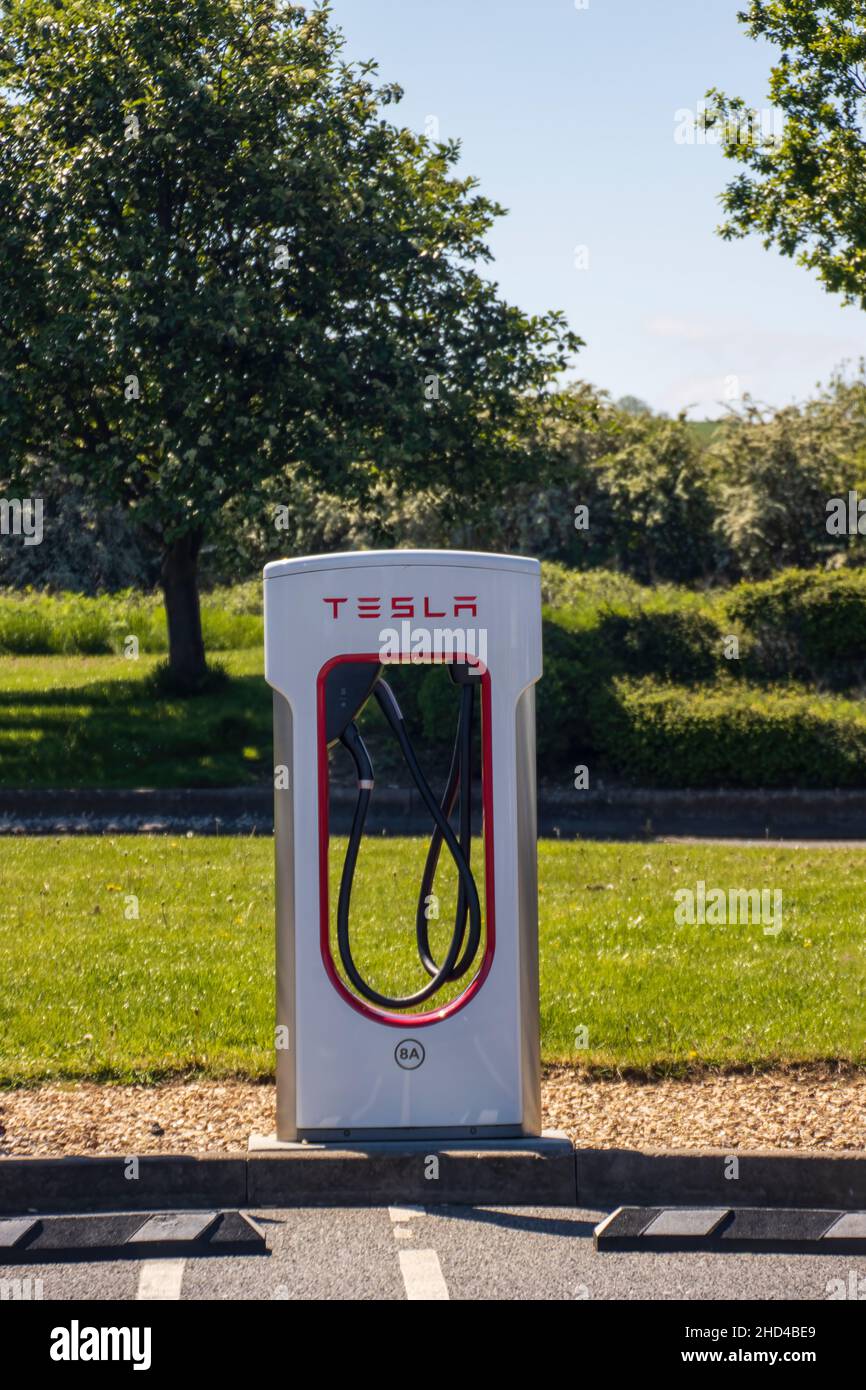 Grantham, Regno Unito - Maggio 30th 2021: Sovralimentatore Tesla presso una stazione di assistenza. Foto di alta qualità Foto Stock