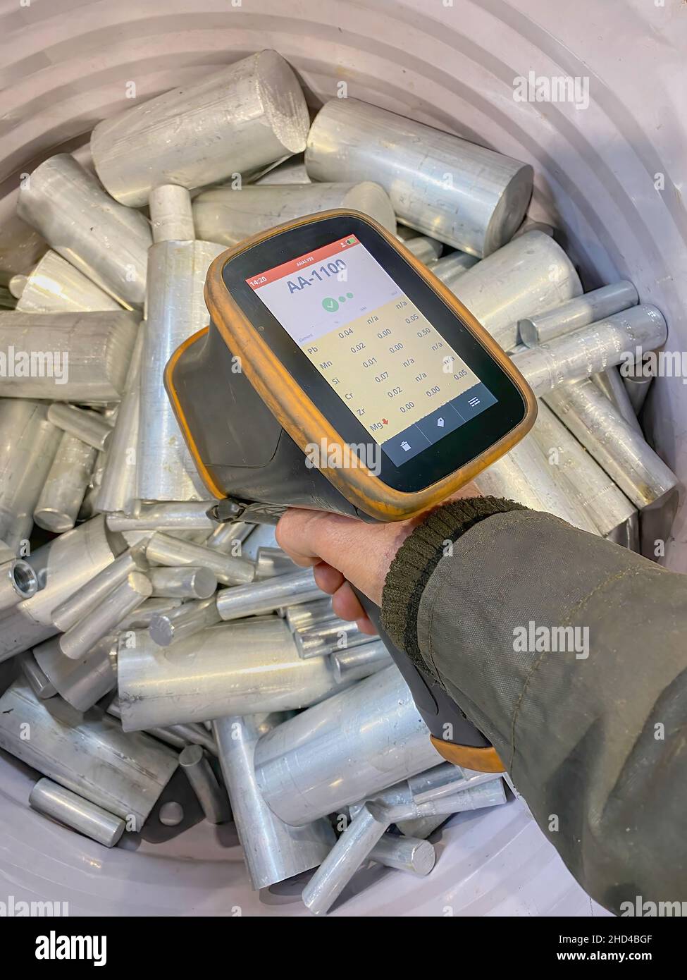 Un analizzatore di metallo utilizzato per controllare la qualità di alcuni rottami di alluminio. Foto di alta qualità Foto Stock