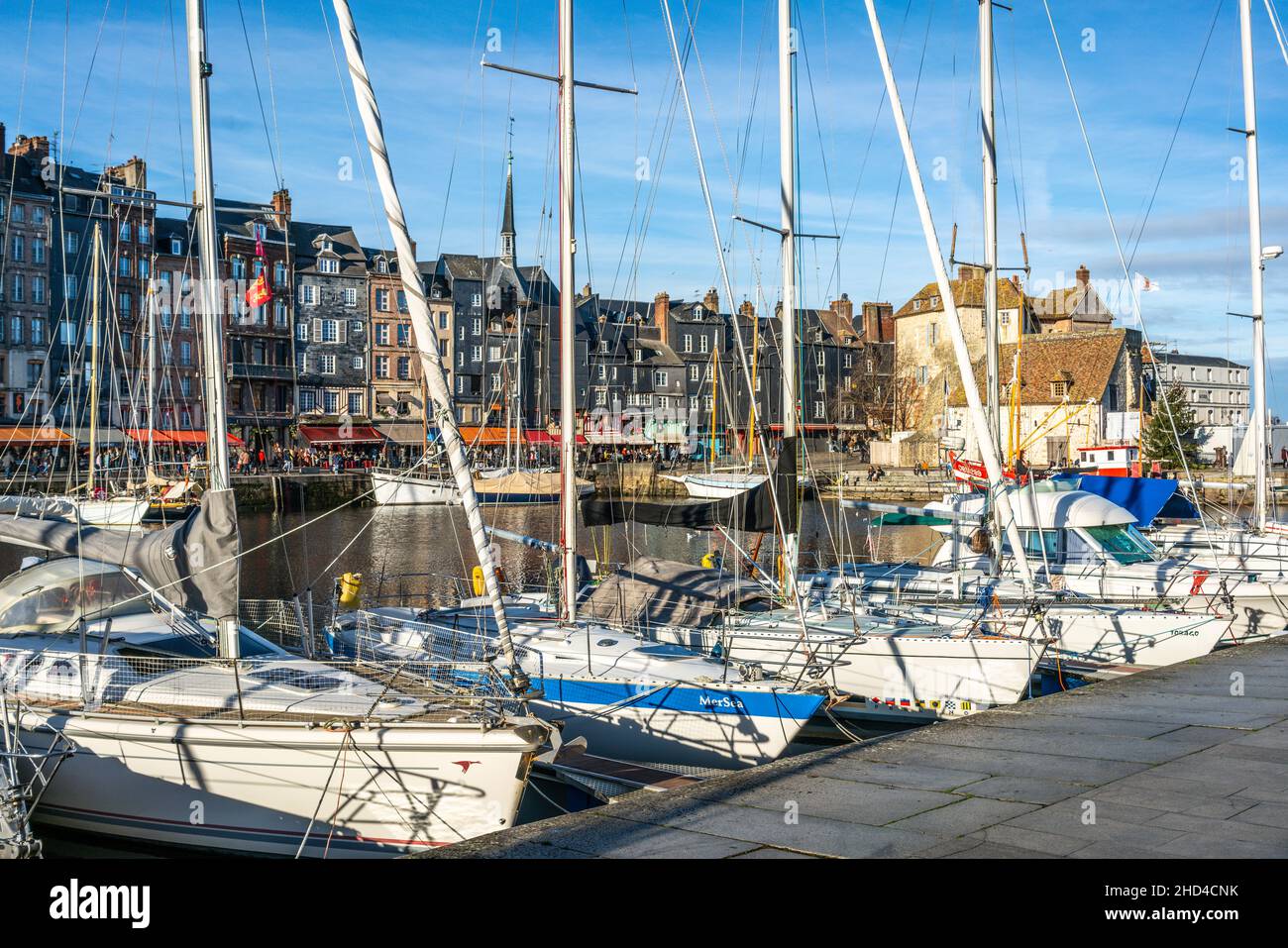 Honfleur Francia , 30 dicembre 2021 : Barche a vela nel porto di Honfleur o nel porto vecchio durante l'inverno in Honfleur Normandia Francia Foto Stock