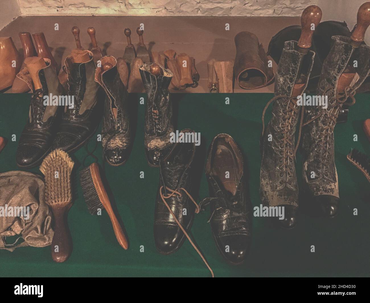 Scarpe vittoriane per uomini e donne e spazzole per scarpe in attesa del maggiordomo per farli brillare Foto Stock