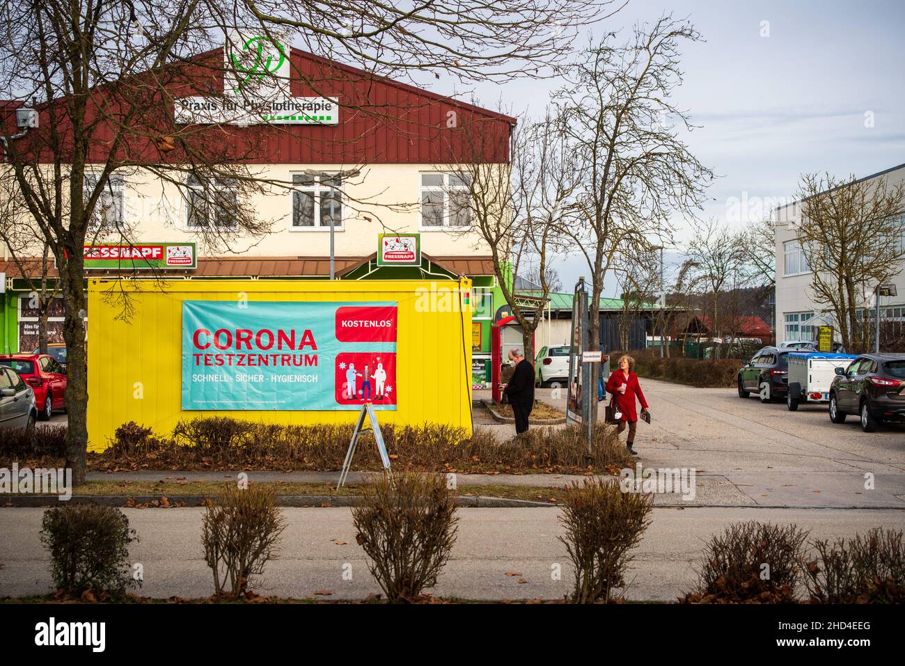 Un uomo attende fuori di un contenitore convertito in centro di test rapido per i risultati del suo test del virus corona Foto Stock
