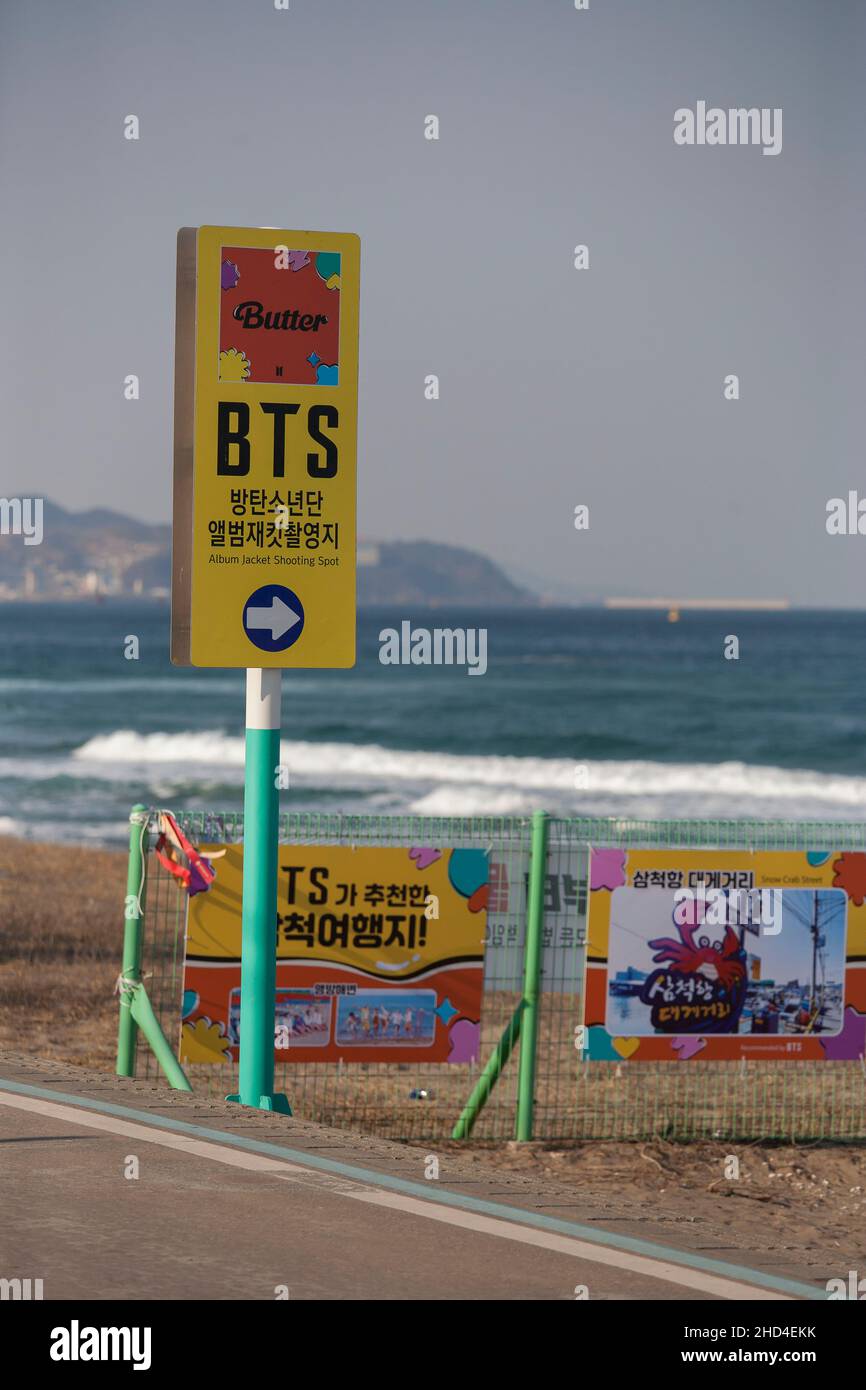 Samcheok, Gangwon, Corea del Sud. 3rd Jan 2022. Gennaio 3, 2022-Sancheok,  Corea del Sud-A Vista di mare e spiaggia di sabbia è BTS Butter Album  Jacket Shoot spot a Maengbang Beach a