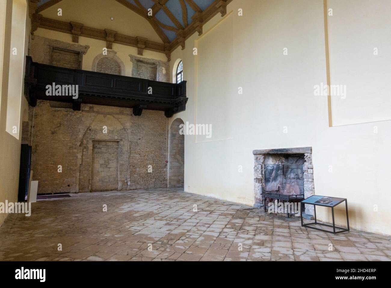Grande sala all'interno della rovina di Kirby Hall, una casa di campagna elisabettiana, situata vicino a Gretton, Northamptonshire, Inghilterra. Foto Stock