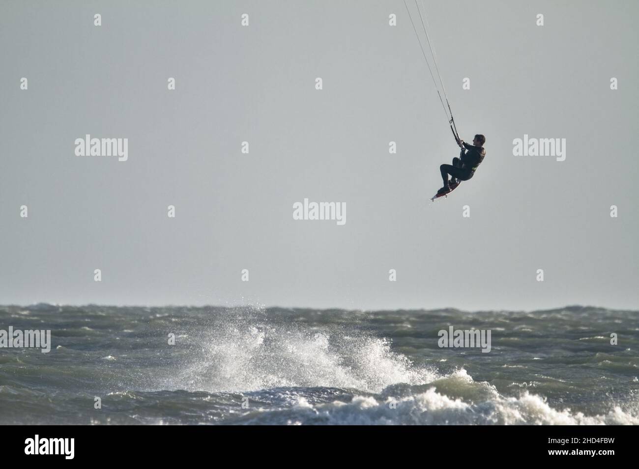 Airborne, volo Kite Surfer saltare le onde nel Solent, Avon Beach Christchurch Regno Unito Foto Stock