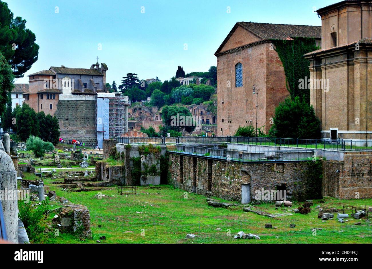 Vista di un prato e di un vasto sito archeologico edifici in rovina a Pompei, Campania, Italia Foto Stock