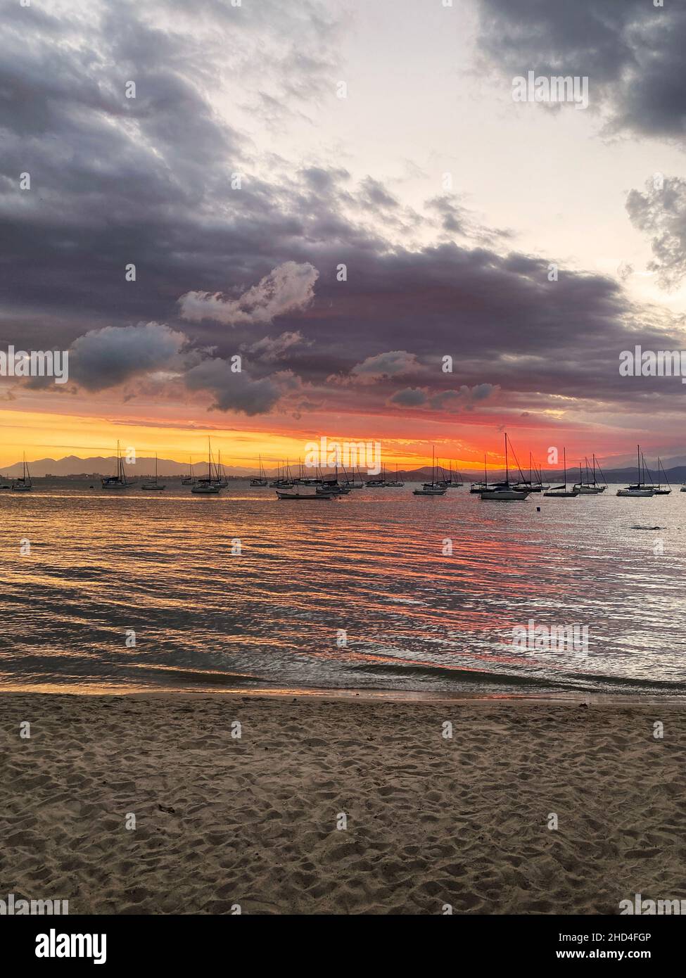 È il momento del romanticismo. Un tramonto drammatico sulle spiagge del Brasile. Un paesaggio mozzafiato e una bellezza incomparabile. Foto Stock