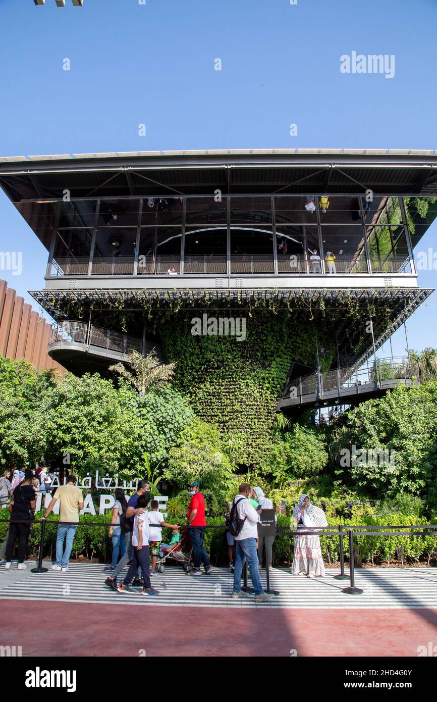 Foto verticale del padiglione esterno di Singapore con i visitatori a Dubai Foto Stock