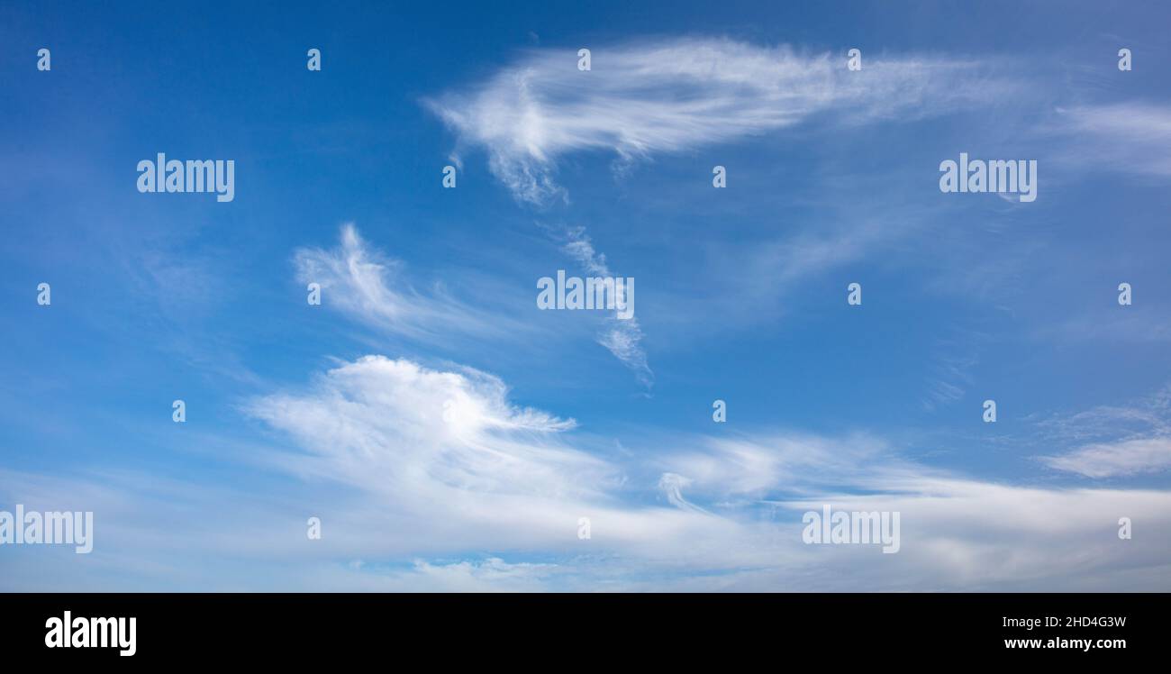 Nuvole che si formano in un cielo blu Foto Stock