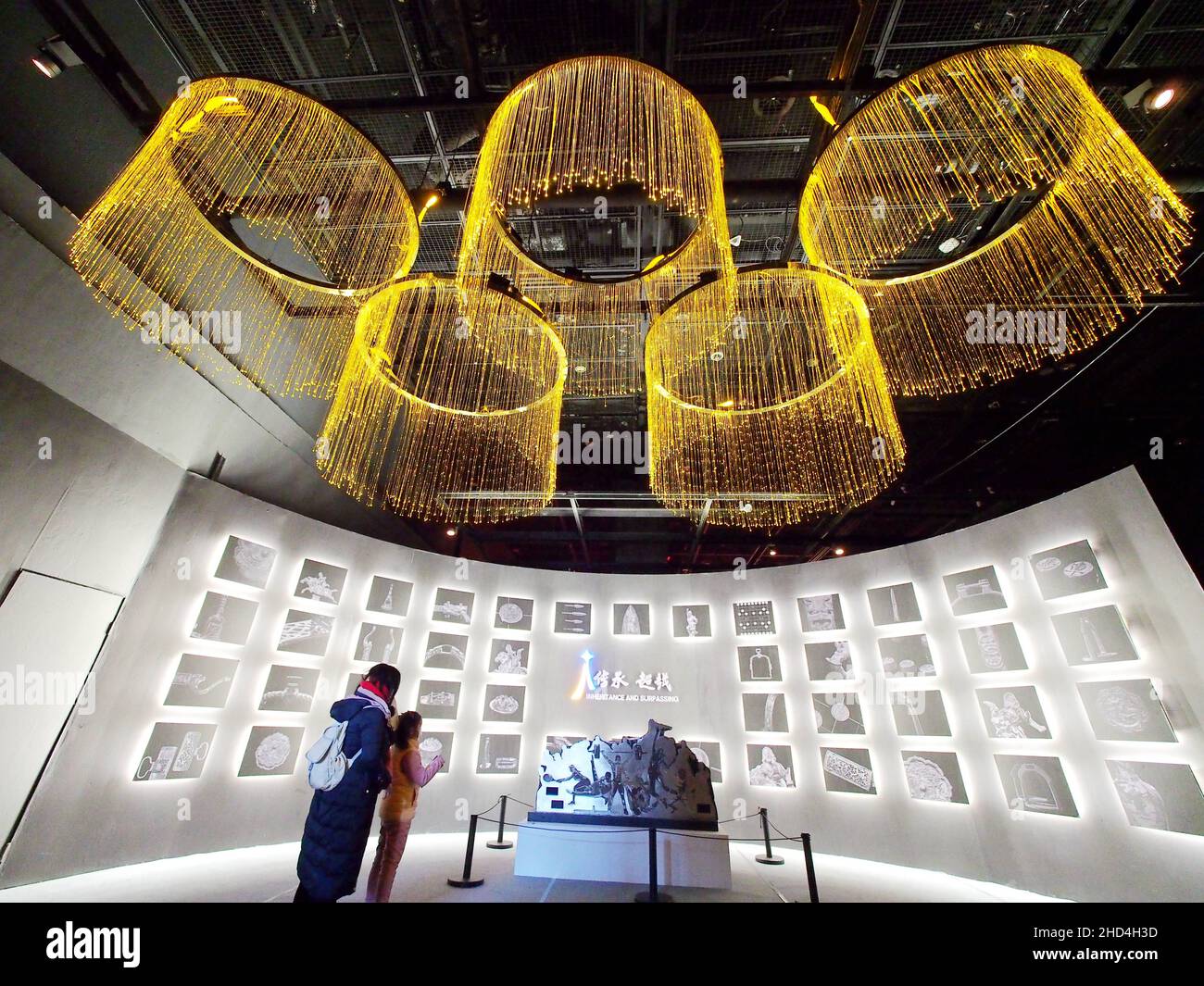 PECHINO, CINA - 3 GENNAIO 2022 - i visitatori visitano la mostra 'eredità e trascendenza -- Cultura sportiva Cinese sulla strada per il G olimpico Foto Stock