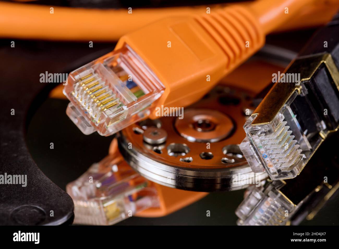 Rete Ethernet trasferimento di informazioni via cavo, server e archiviazione di informazioni con backup di file online Foto Stock