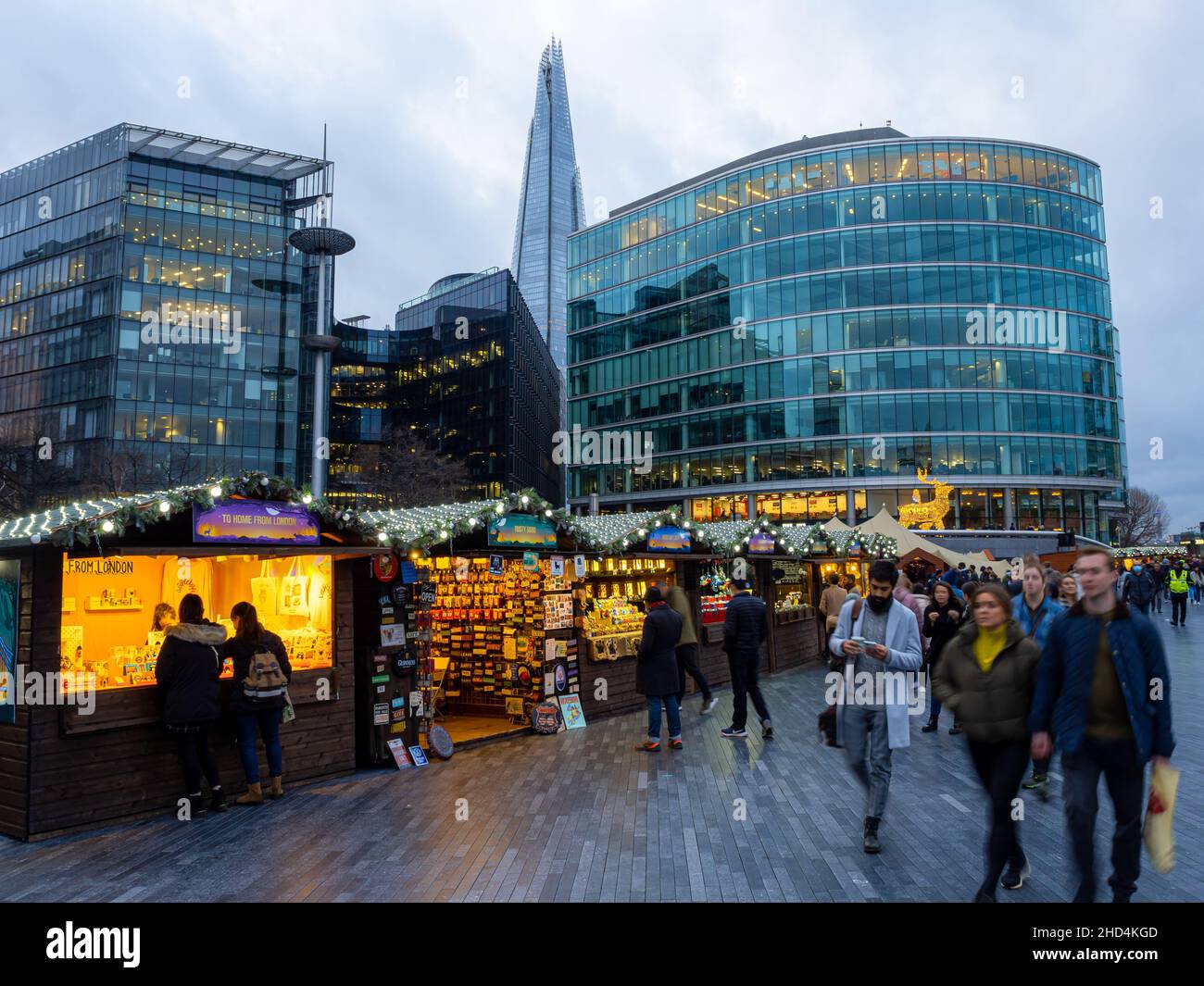 Londra, Inghilterra, Regno Unito - 31 dicembre 2021: Mercatino di Natale in tutta l'area di London Riverside, vista verso il famoso edificio moderno più alto di Shard Foto Stock