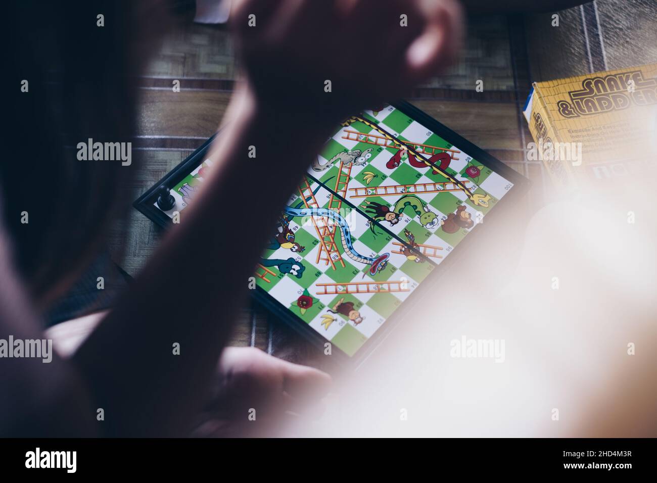 KORONADAL, PH – DEC 25, 2021: Popolare serpenti e scale gioco da tavolo AKA Moksha Patam, scivoli e scale, o Bibbia UPS e Downs di 10x10 bordo Foto Stock