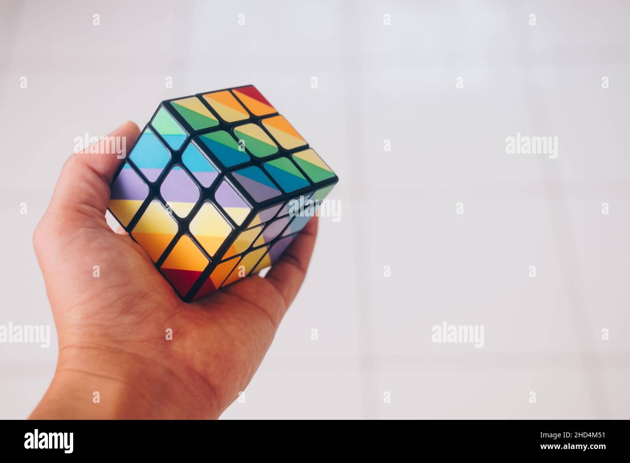 KORONADAL, PH – DEC 26, 2021: Il Cubo di Rubik è stato inventato da Erno Rubik. Mano che tiene un modello irregolare completato di puzzle cubo di rubik 3x3. Foto Stock