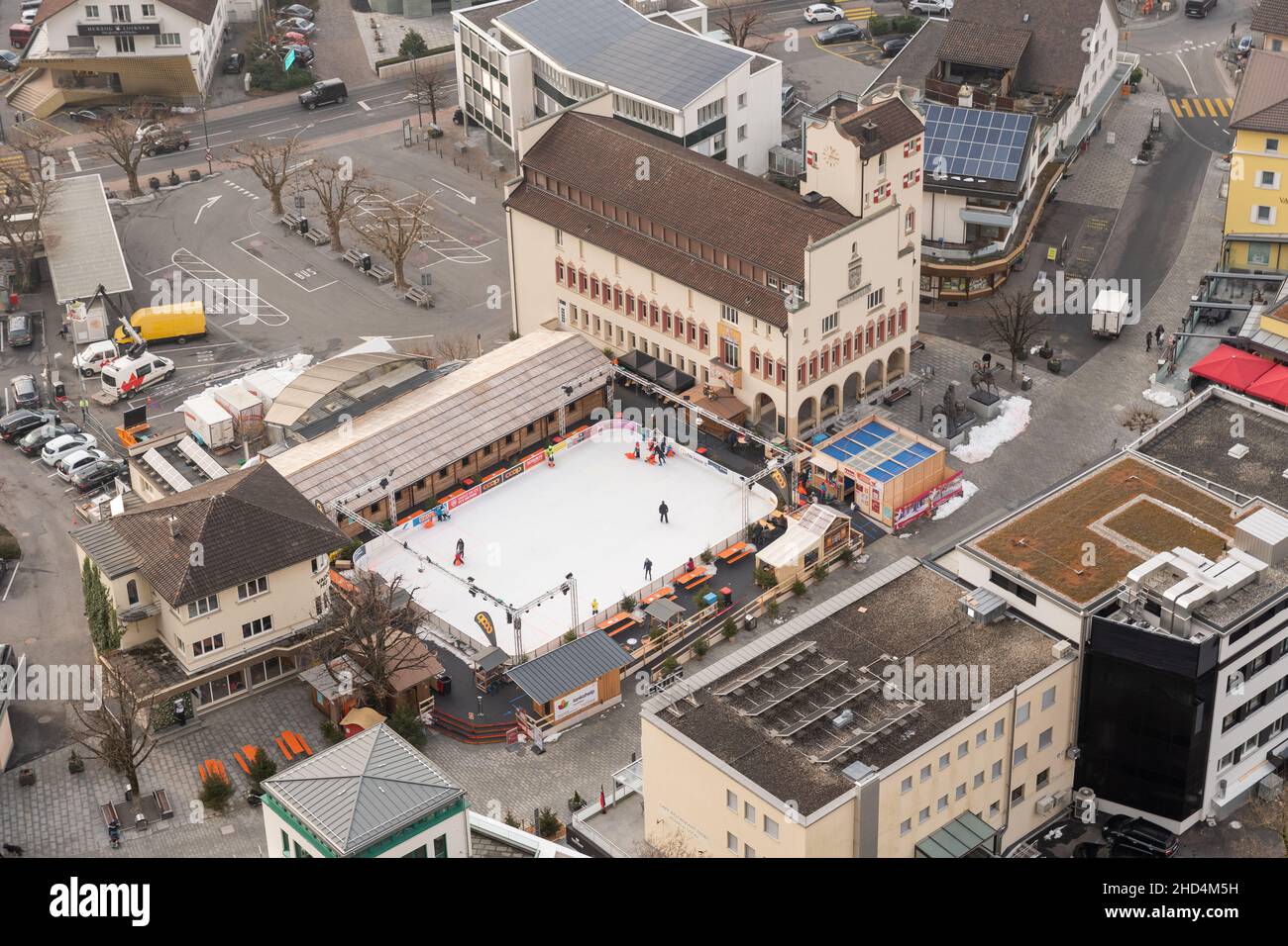 Vaduz, Liechtenstein, 14 dicembre 2021 Vista sul municipio con un luogo ghiacciato da un punto di avvistamento Foto Stock
