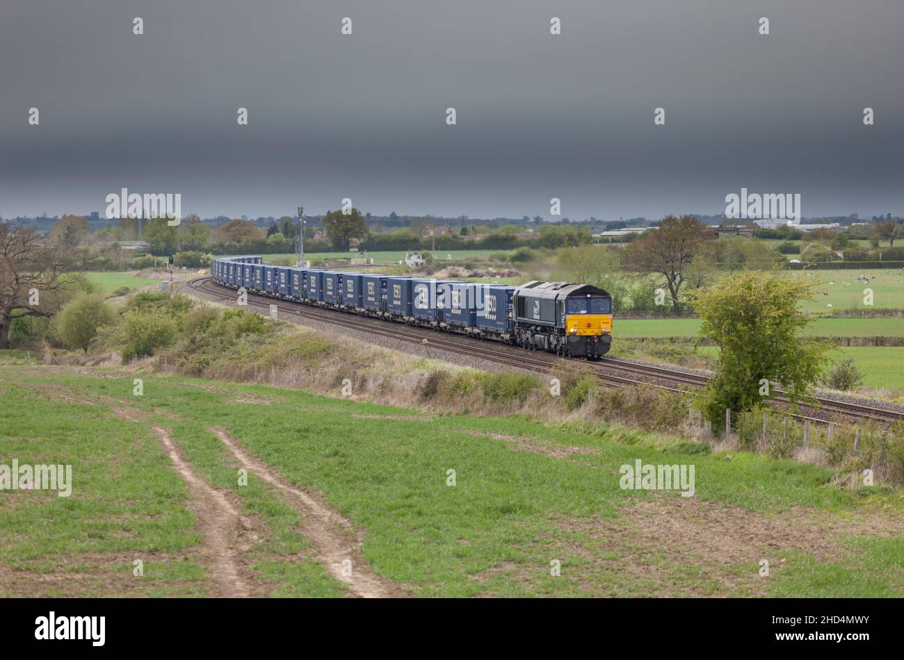 A dirigere i servizi ferroviari di classe 66 locomotore su Birmingham a Bristol linea con un treno merci che trasporta merci per Eddie Stobart e Tesco Foto Stock