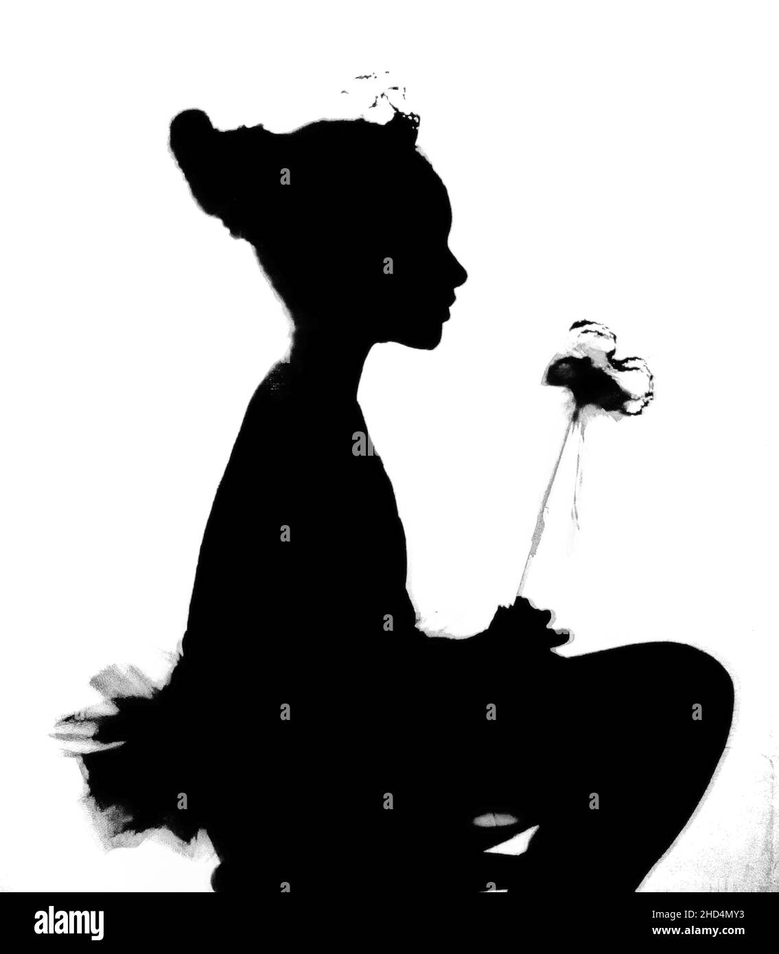 Silhouette di una piccola fata che tiene una bacchetta magica fiore su sfondo bianco Foto Stock