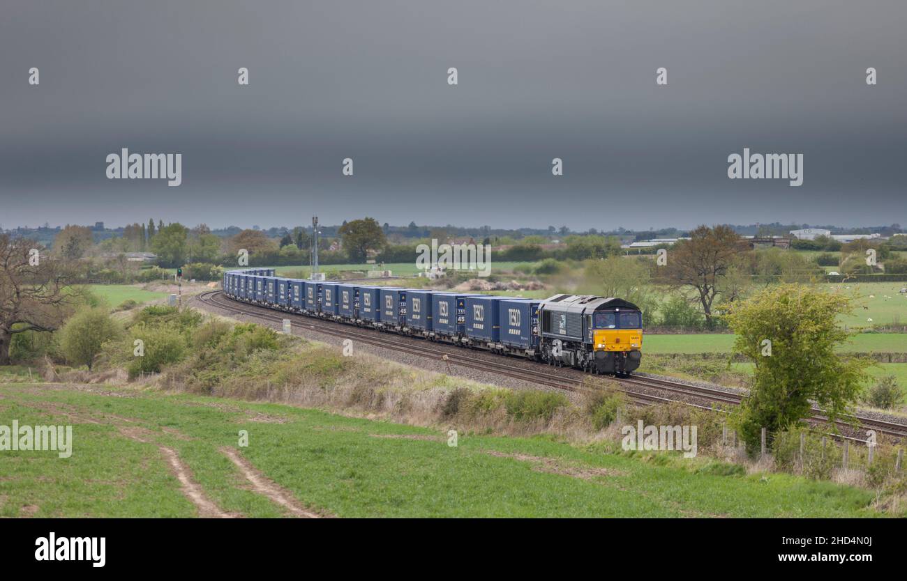 A dirigere i servizi ferroviari di classe 66 locomotore su Birmingham a Bristol linea con un treno merci che trasporta merci per Eddie Stobart e Tesco Foto Stock