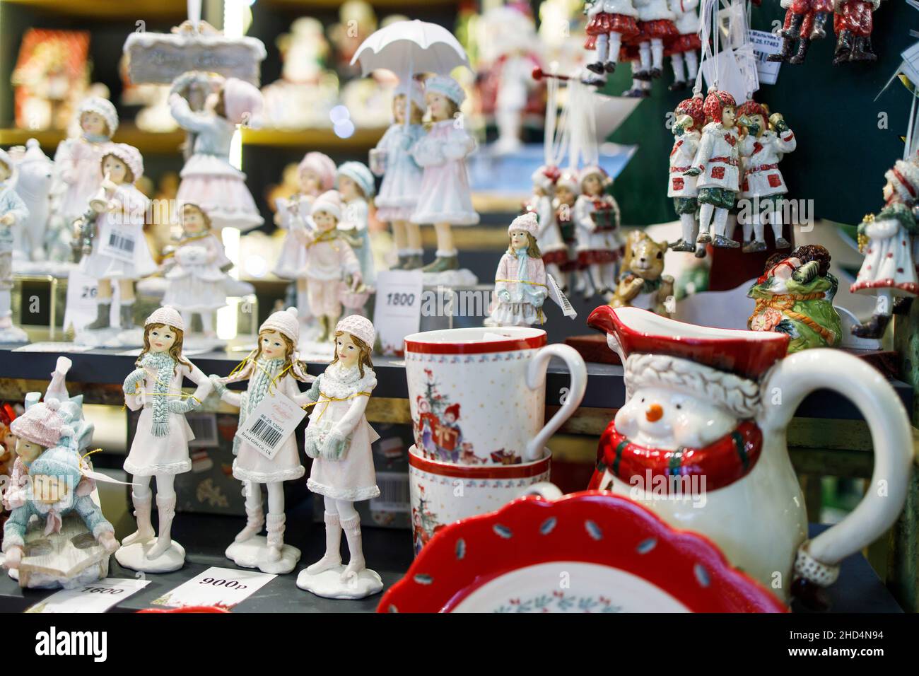 Mosca, Russia - 20 dicembre 2021 festeggiamenti in Piazza Manezhnaya a Mosca. festa di Natale. Giocattoli di Natale in ceramica: Ragazze, principesse, Foto Stock