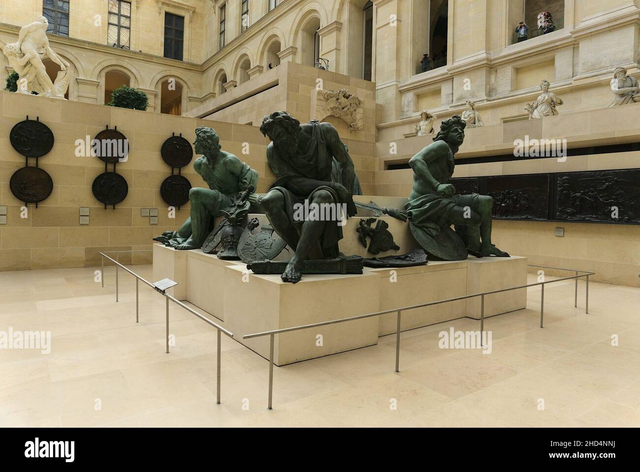 Scultura quattro prigionieri nel cortile Cour Marly nell'ala Richelieu del Museo del Louvre Foto Stock