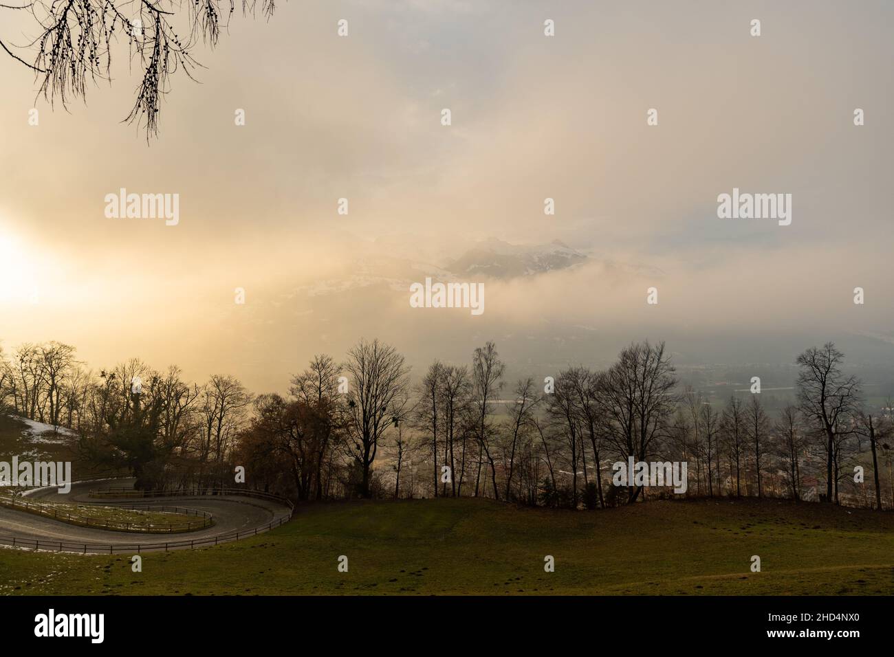 Vaduz, Liechtenstein, 14 dicembre 2021 Vista sulla valle del reno in una giornata di nebbia e le alpi nascoste Foto Stock