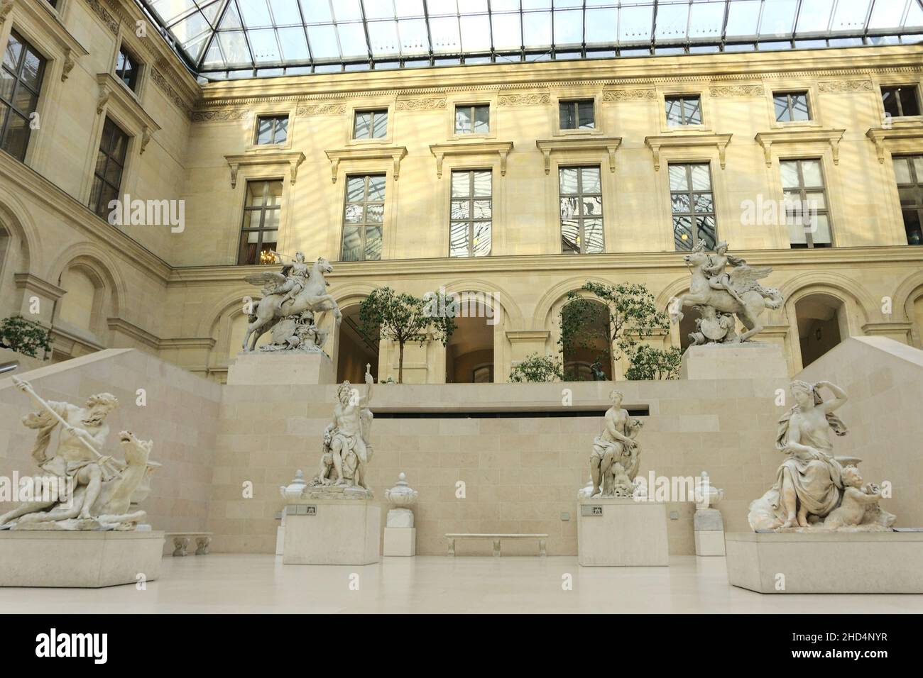 Sculture nel cortile con tetto in vetro Cour Marly all'interno del Museo del Louvre di Parigi Francia Foto Stock