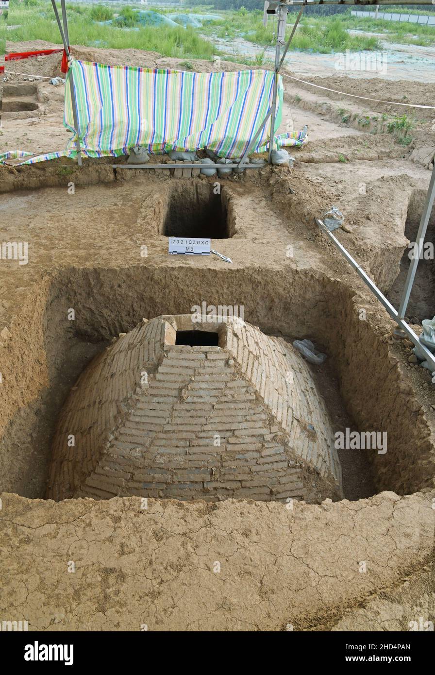 Taiyuan. 3rd Jan 2022. La foto non scattata fornita dall'istituto di archeologia provinciale di Shanxi mostra l'esterno di una camera tomba nel distretto di Luzhou della città di Changzhi, nella provincia cinese settentrionale di Shanxi. Gli archeologi della provincia di Shanxi hanno scoperto tre camere sepolcrali in mattoni con murales all'interno risalenti alla dinastia Ming (1368-1644). PER ANDARE CON 'le camere della tomba della Dinastia del Ming, i murales scoperti nella Cina del nord ' accreditamento: Notizie dal vivo di Xinhua/Alamy Foto Stock