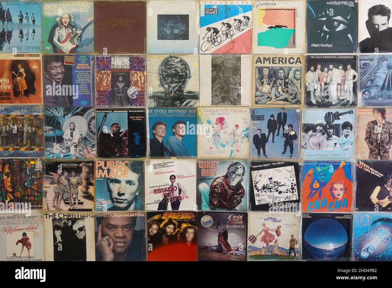 Atene, Grecia - 7 agosto 2019: Muro con vecchie copertine di dischi in vinile di rock pop soul e disco music. Foto Stock