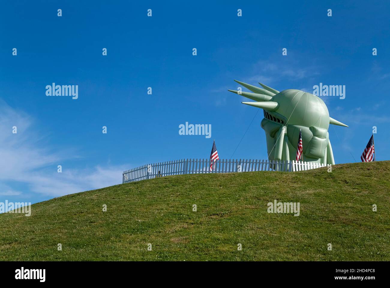 La statua della libertà si dirige circondata da una recinzione di picchetti bianchi. Foto Stock