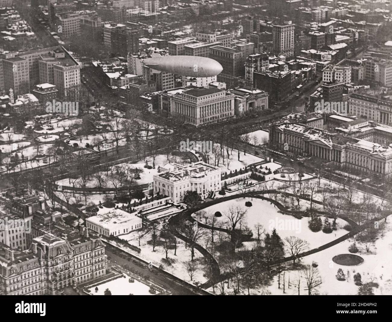 Fotografia stampa vintage dei primi anni del 20th secolo: C-7 Navy Blimp, aereo sulla Casa Bianca Washington DC USA, 1921 Foto Stock