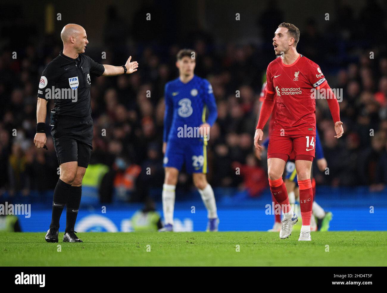 02 Gennaio - Chelsea v Liverpool - Premier League - Stamford Bridge Jordan Henderson si è dichiarato con il Referee Anthony Taylor durante la partita della Premier League allo Stamford Bridge Picture Credit : © Mark Pain / Alamy Live News Foto Stock