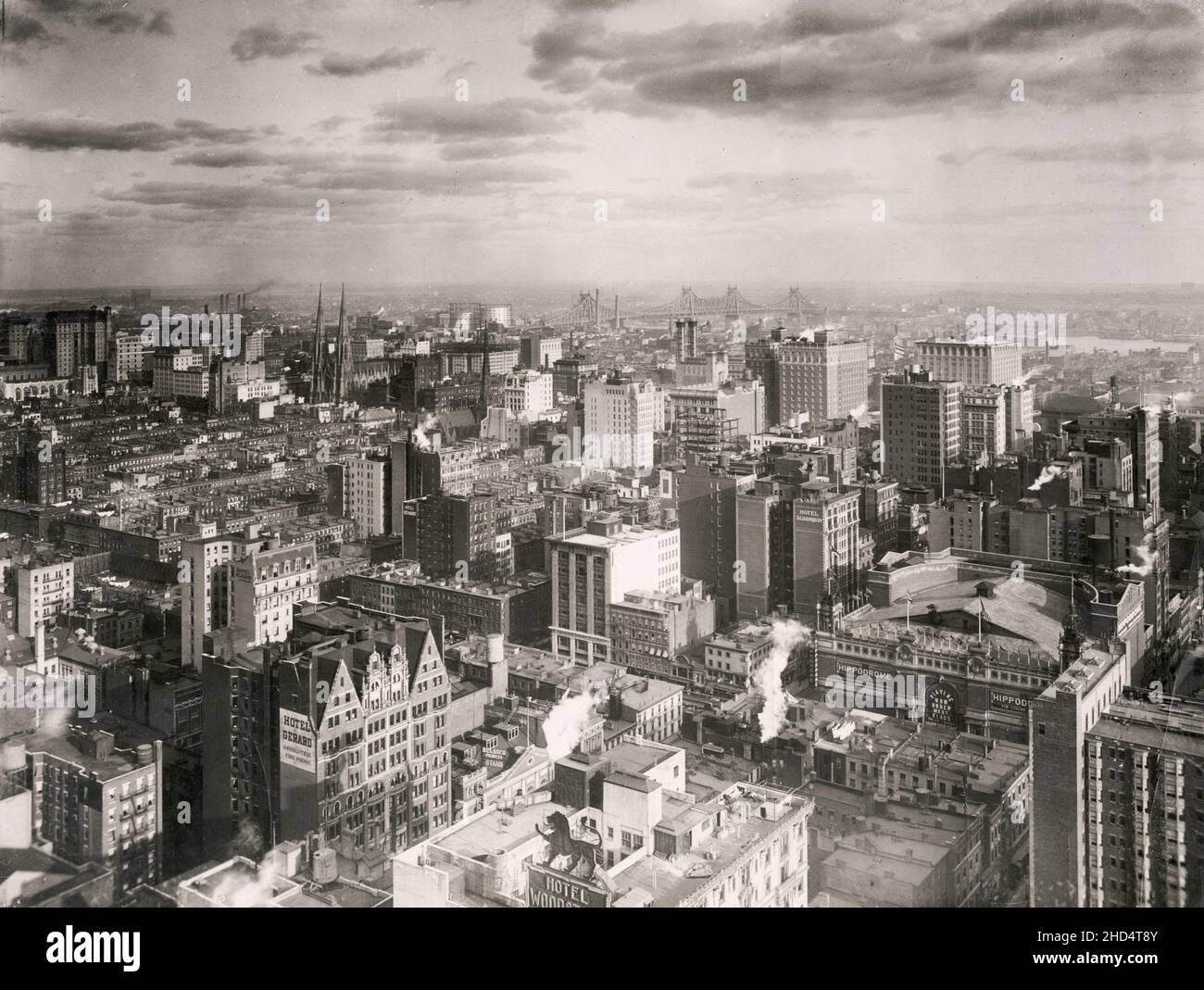 Fotografia da stampa vintage dei primi del 20th° secolo: New York, skyline di Manhattan, a nord-est dall'Astor Hotel, c. Foto Stock