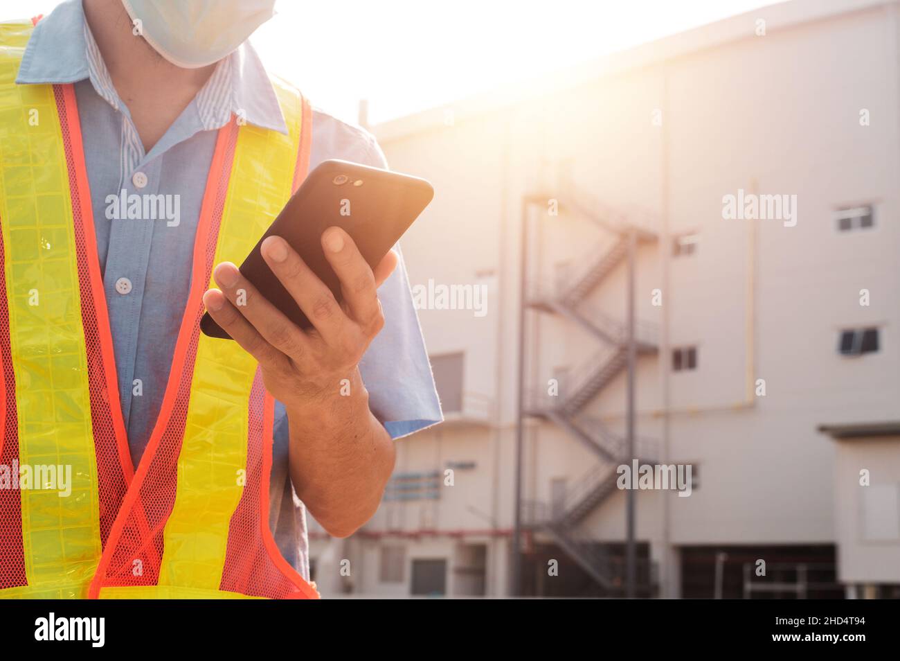 Ingegnere che utilizza il background industriale di una società di comunicazione smart phone Foto Stock