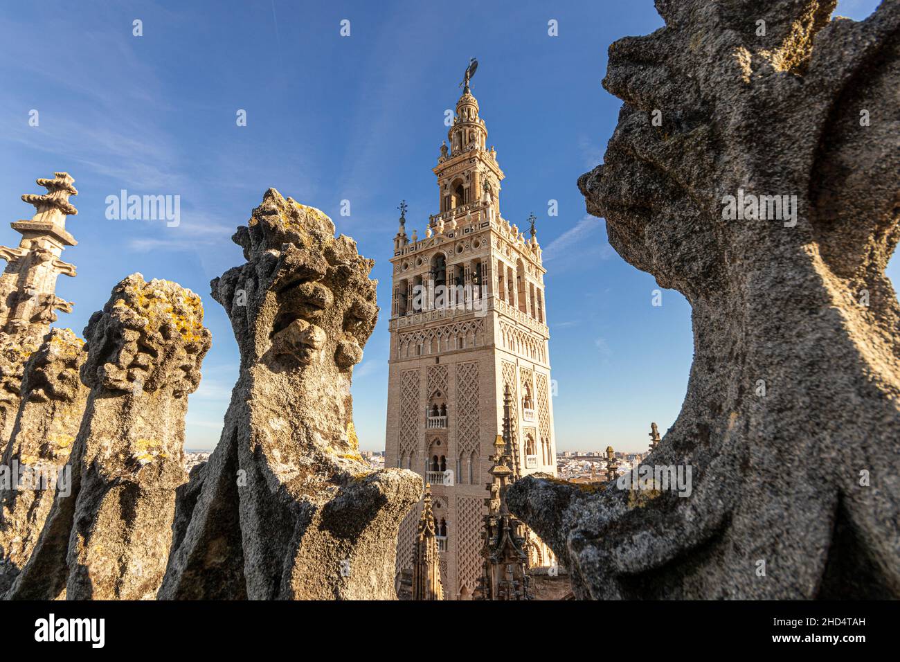 Sevilla, Spagna. La torre Giralda vista dal tetto della Cattedrale Foto Stock
