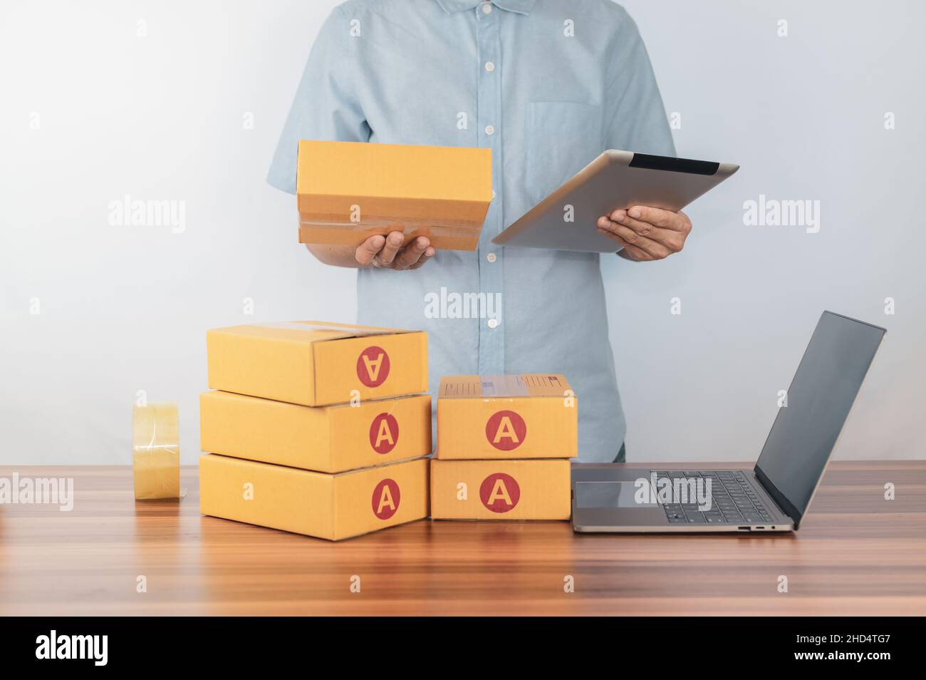 Uomo utilizzare tablet controllo ordine per vendere online Shop business Foto Stock