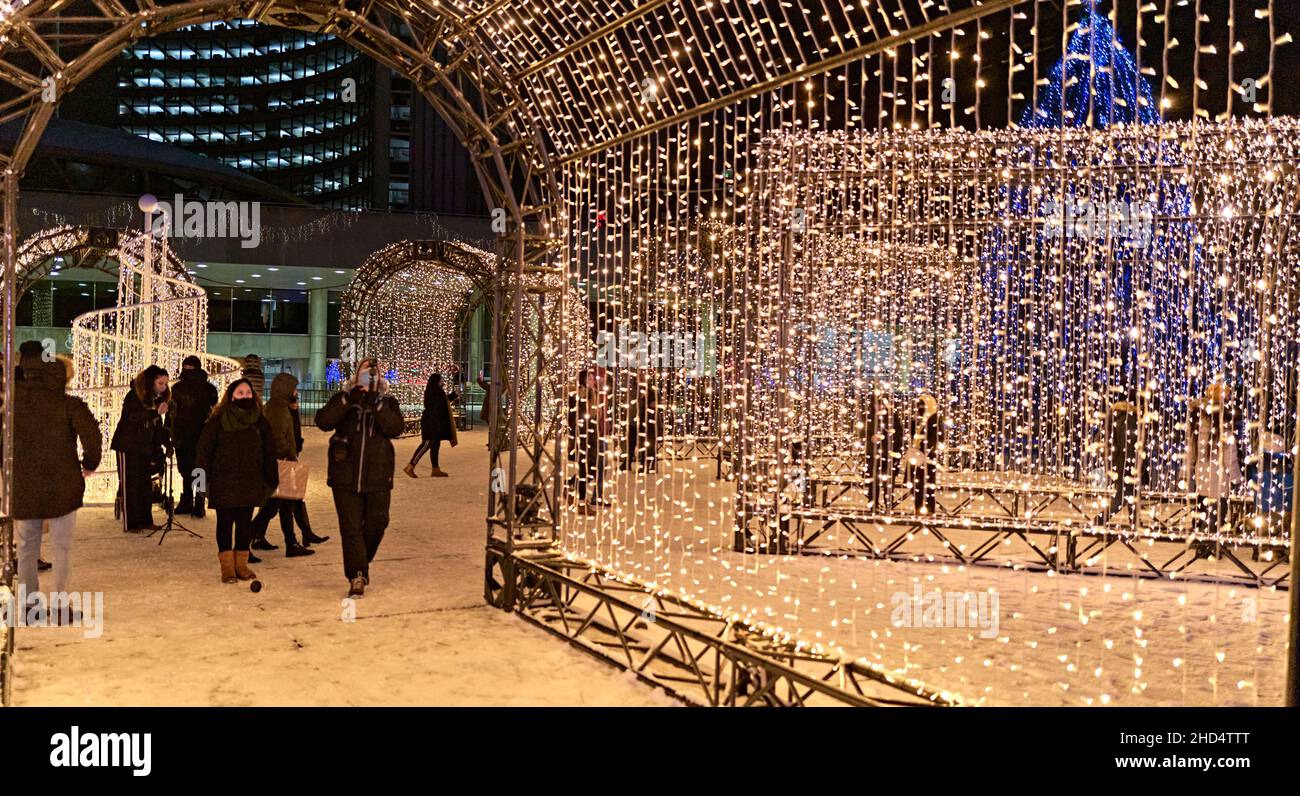 Toronto City Hall e Nathan Philips Square luci notturne e pattinaggio Foto Stock