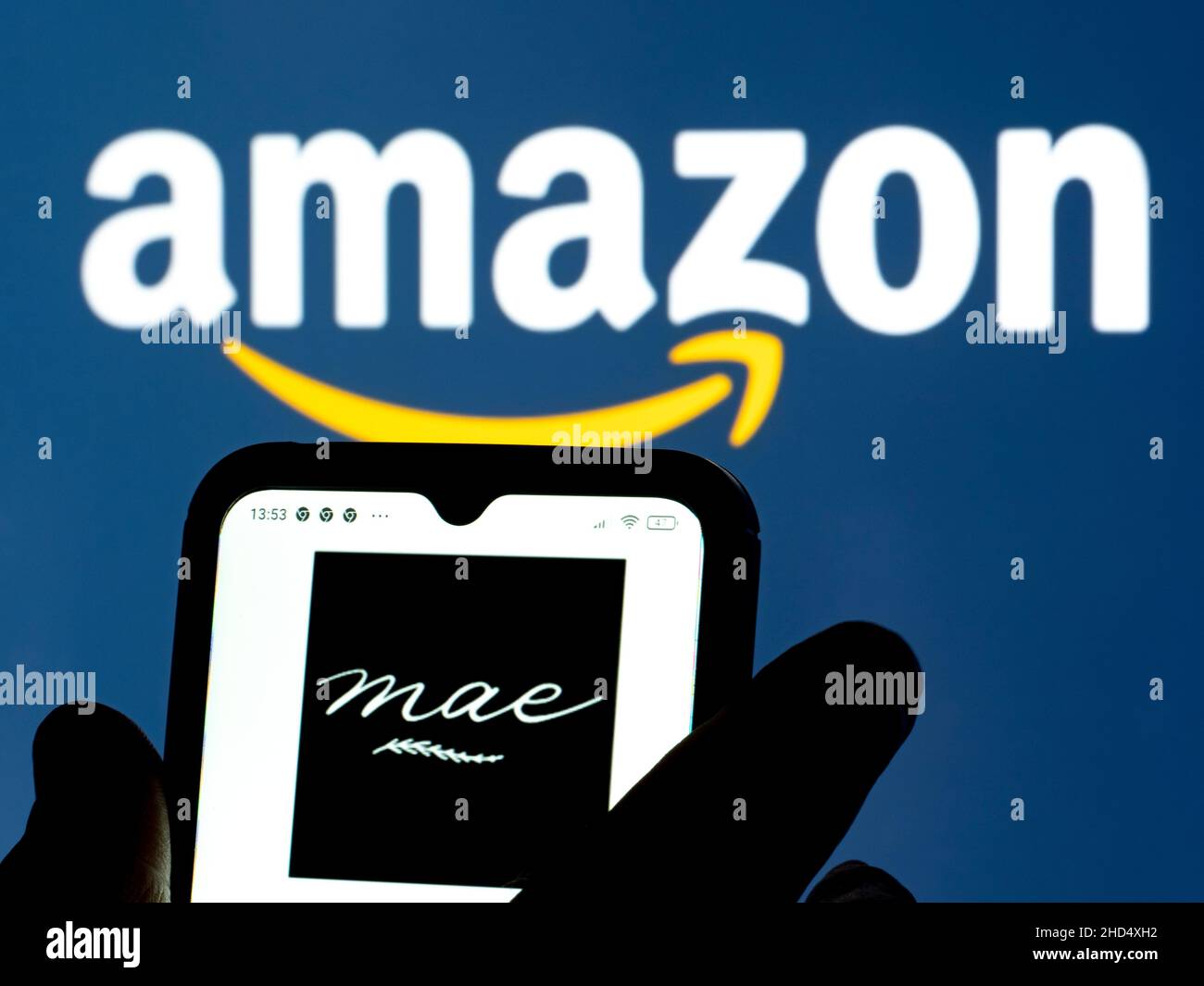 In questa illustrazione, il marchio Mae di proprietà del logo Amazon è visualizzato su uno smartphone Foto Stock