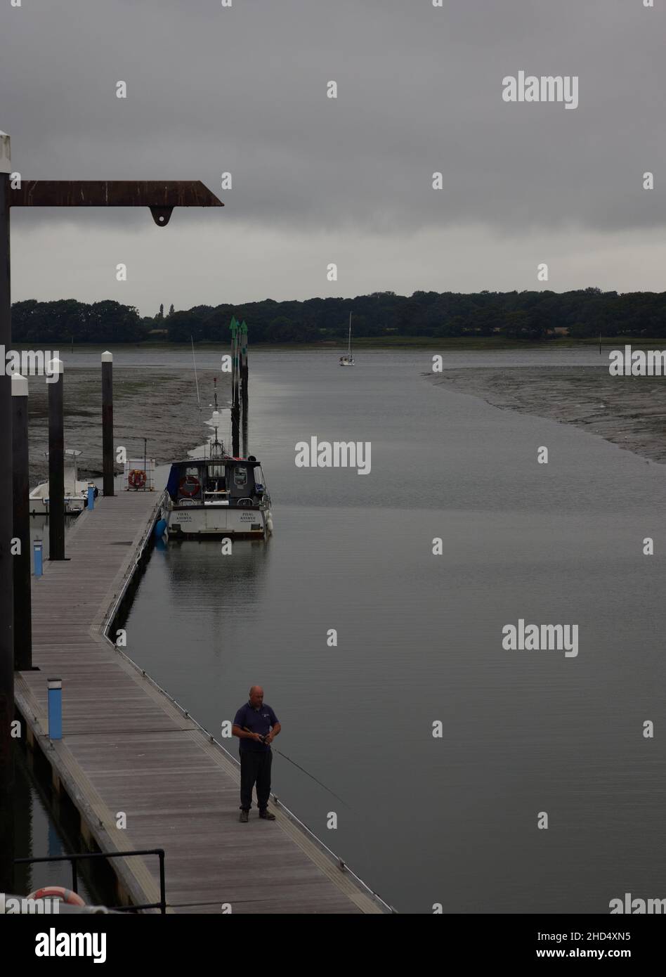 Canale d'acqua a bassa marea nel porto di Chichester per la navigazione delle barche. Foto Stock
