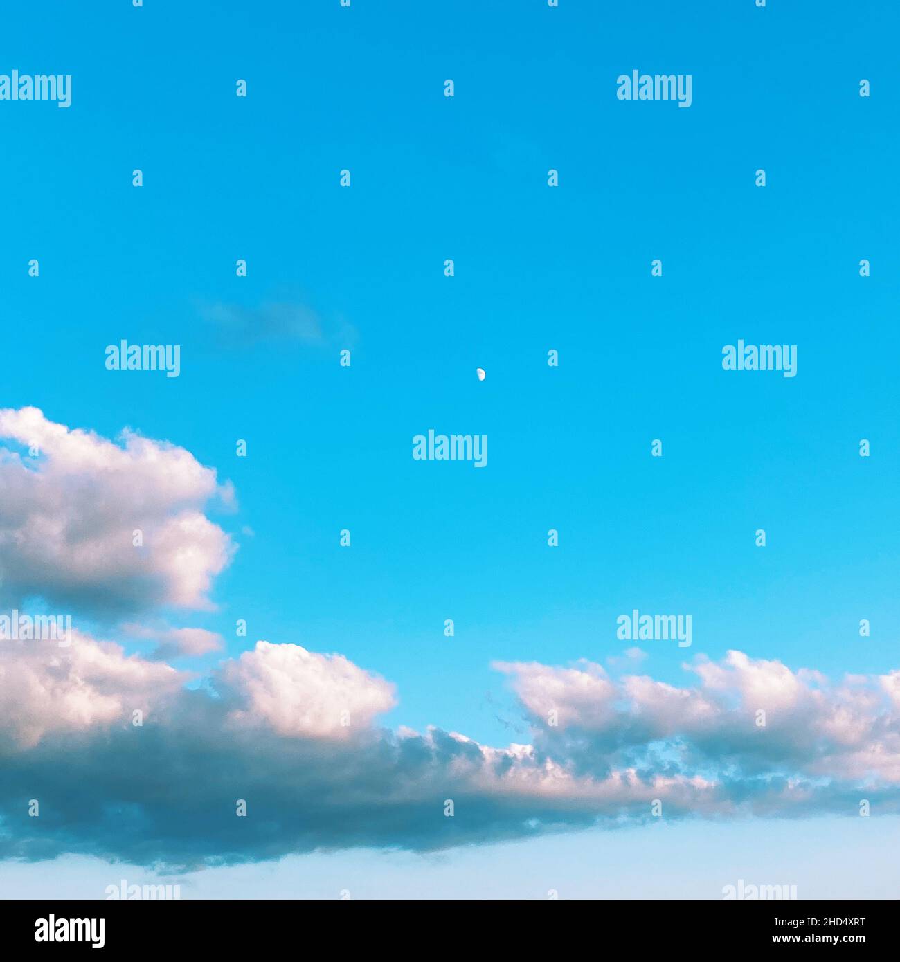 Bellissimo cielo blu estetico con nuvole bianche. Foto Stock