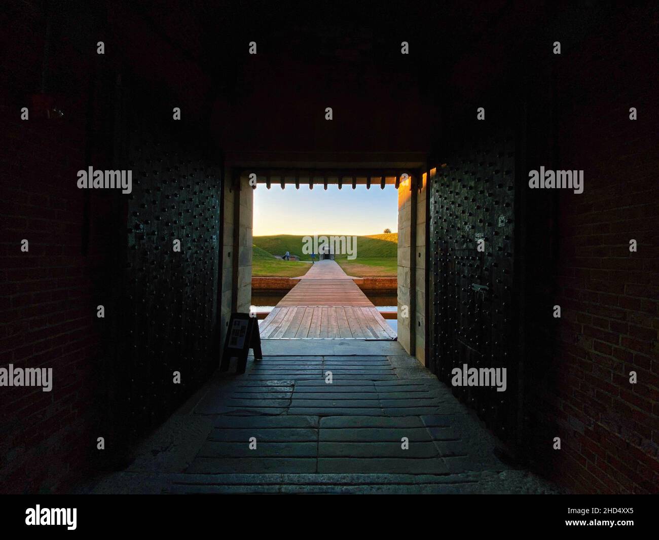 Camera buia con ingresso che si affaccia sul sentiero in legno all'aperto. Foto Stock