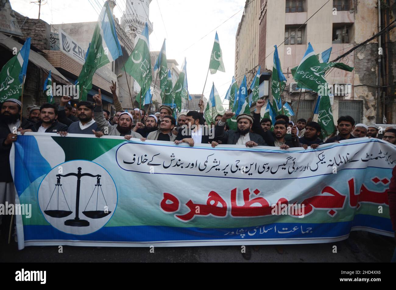 Peshawar, Pakistan. 31st Dic 2021. (12/31/2021) i lavoratori del giamaat-e-Islami protestano contro l'elevato prelievo di adeguamento del prezzo del carburante per le bollette elettriche e la carenza di gas. (Foto di Hussain Ali/Pacific Press/Sipa USA) Credit: Sipa USA/Alamy Live News Foto Stock