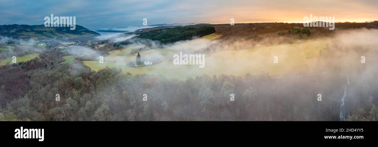 Era un'altra mattina a Glen Coiltie oggi, con la nebbia che si prolungava sulle Cascate Divach, Drumnadrochit e Loch Ness. Era meno denso di sì Foto Stock