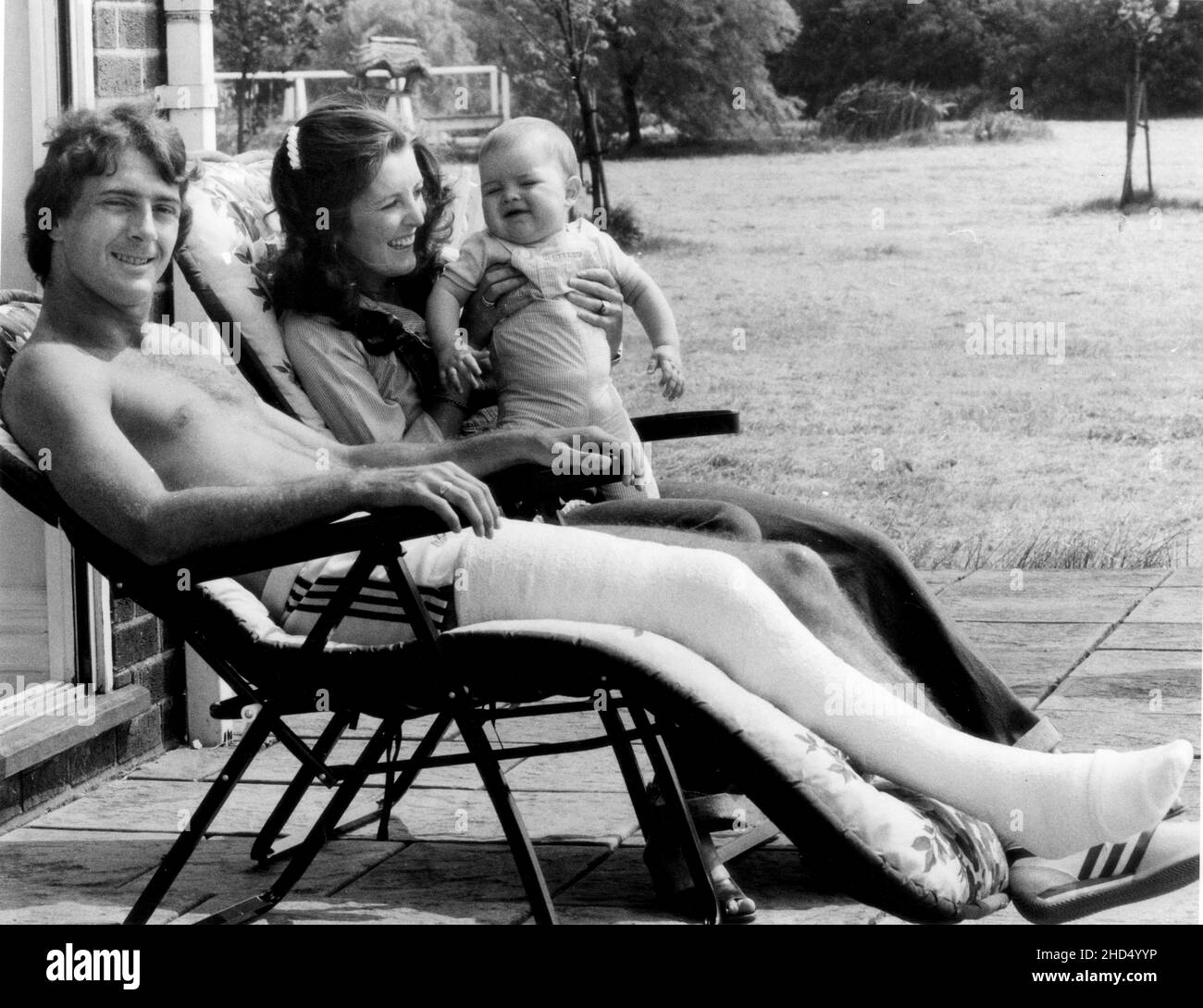 Nottingham Forest e il calciatore inglese Trevor Francis con la moglie Helen e il loro bambino Matthew a casa loro a Newark. Un anno fa Trevor ha segnato il traguardo vincente nella finale della Coppa europea, ma con gravi lesioni si trova a casa con la sua famiglia mentre i suoi compagni di squadra giocano nella finale della Coppa europea 1980 Foto Stock