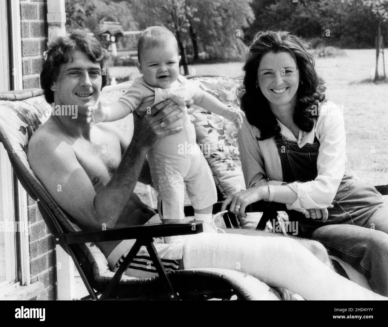 Nottingham Forest e il calciatore inglese Trevor Francis con la moglie Helen e il loro bambino Matthew a casa loro a Newark. Un anno fa Trevor ha segnato il traguardo vincente nella finale della Coppa europea, ma con gravi lesioni si trova a casa con la sua famiglia mentre i suoi compagni di squadra giocano nella finale della Coppa europea 1980 Foto Stock