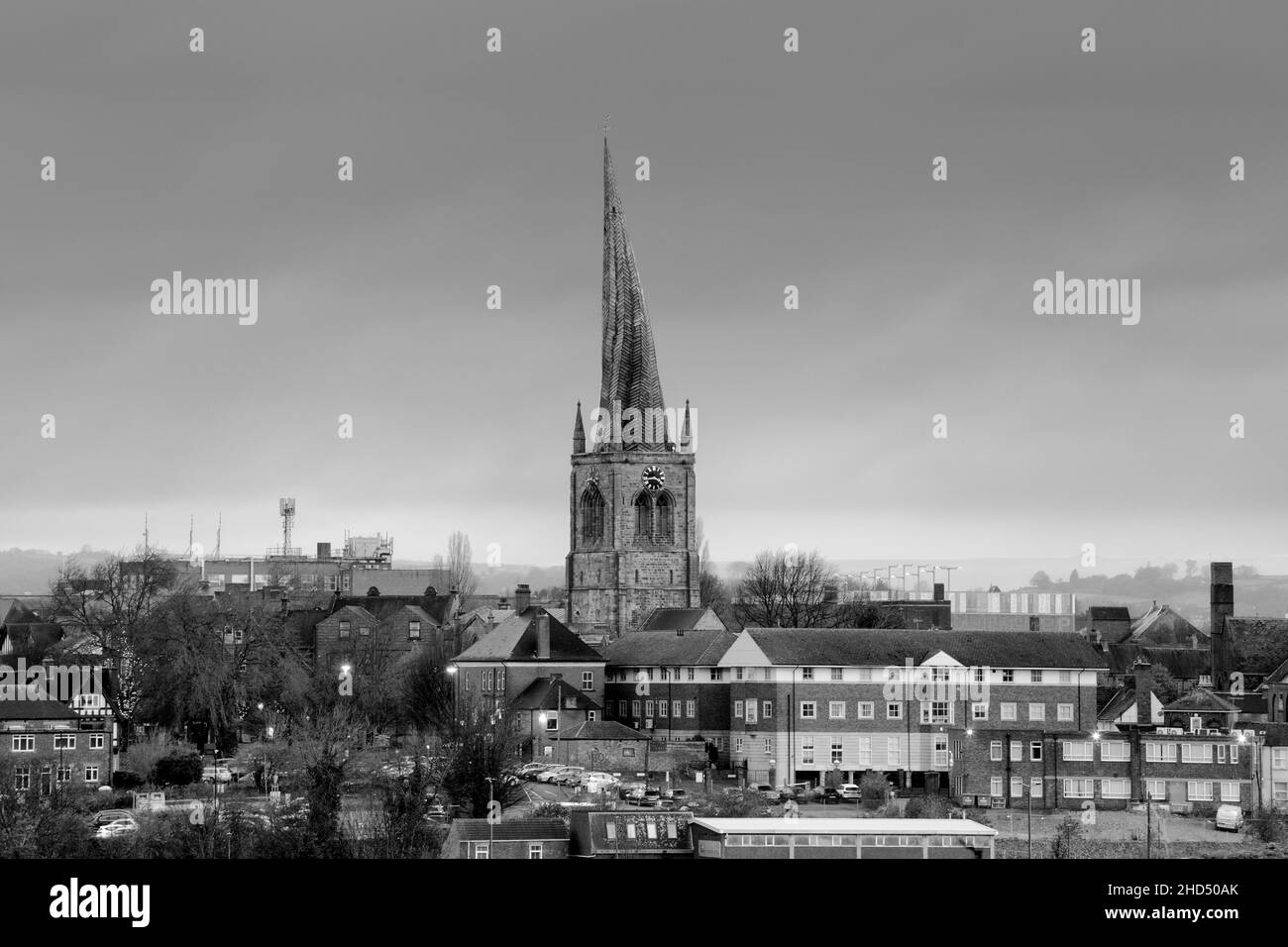 Vista di Chesterfield, Derbyshire: Skyline è dominata dalla guglia storta della chiesa di Santa Maria e di tutti i Santi. Foto Stock