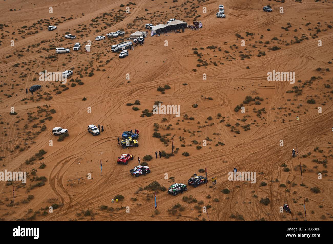210 Despres Cyril (fra), Perry Taye (zaf), PH Sport, Abu Dhabi Racing, Peugeot 3008 DKR, Auto FIA T1/T2, 218 Seaidan Yasir (sau), Kuzmich Alexey (rus), YBS-X-RAID, Mini John Cooper Works Rally, Auto FIA T1/T2, zona di rifornimento durante la tappa 2 del Dakar Rally 2022 tra Hail e al Artawiya, il 3rd 2022 gennaio ad al Artawiya, Arabia Saudita - Foto: Eric Vargiolu/Liveu/Media Foto Stock
